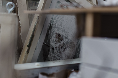 Inside Borondo's studio - Skull on glass