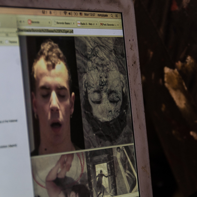 Borondo prepares his work by taking pictures of himself or friends in attitudes he will develop on his paintings