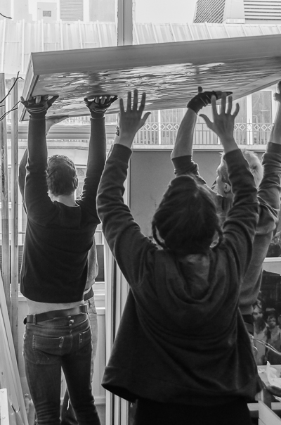 Inside Borondo's studio - moving a canvas