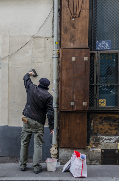 Another wall spotted by FKDL in the 20th arrondissement of Paris - applying the paste